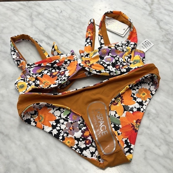 L*Space NWT Camellia Top and Sandy Reversible Bottoms Size XS - Picture 3 of 11